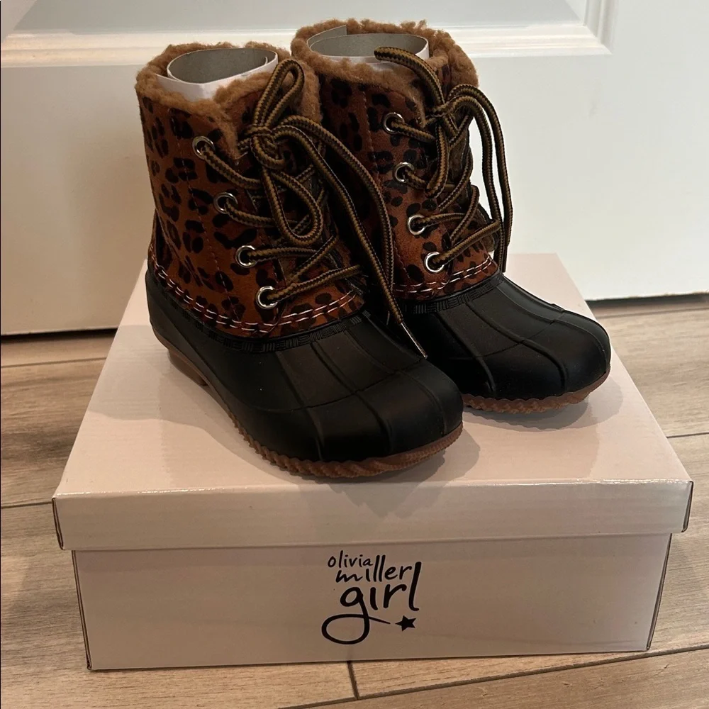 Olivia Miller Girl! Girls leopard print snow rain faux fur lined boots size 10